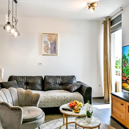 Lu Apartment *